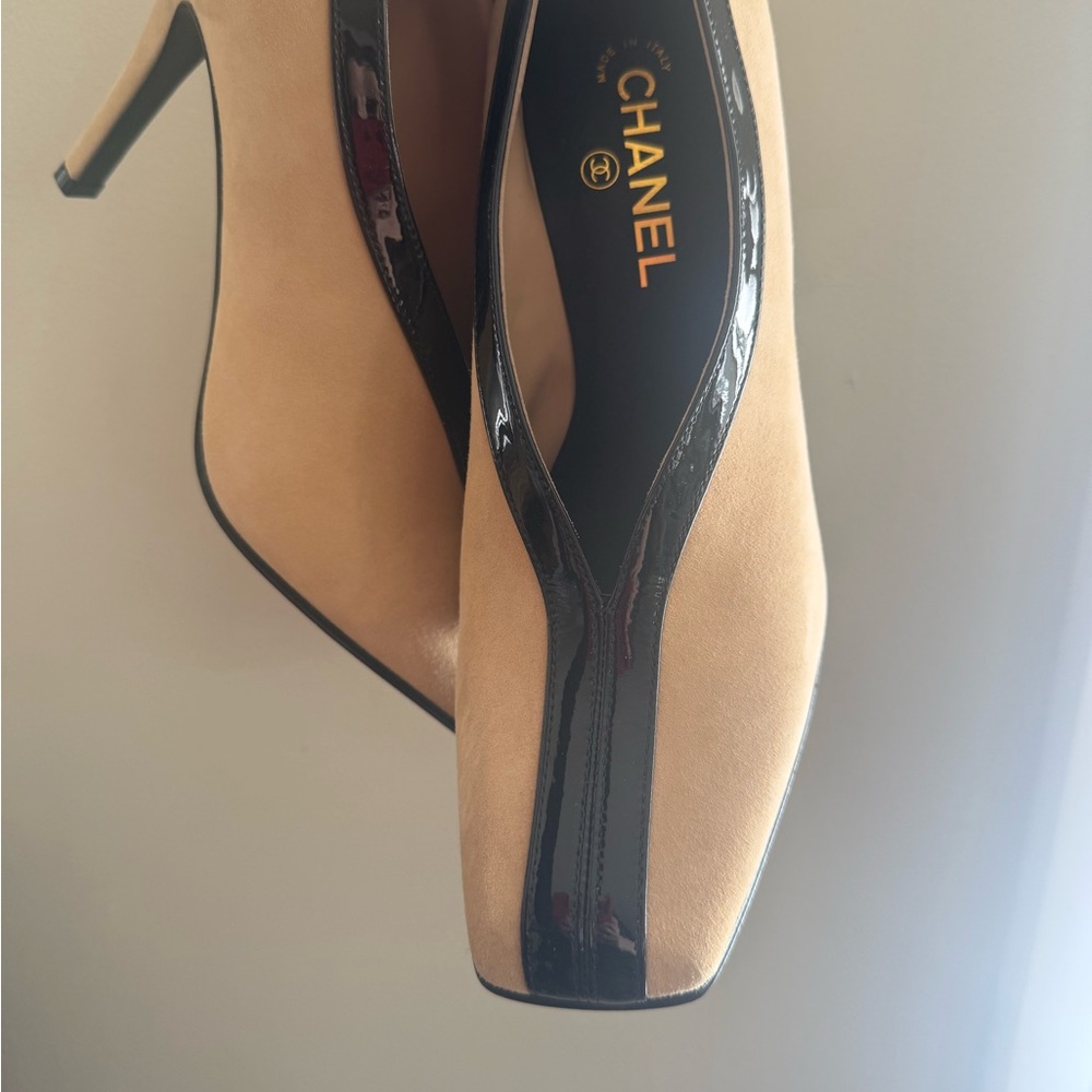 CHANEL Tan and Black Patent Trim Women's Pumps